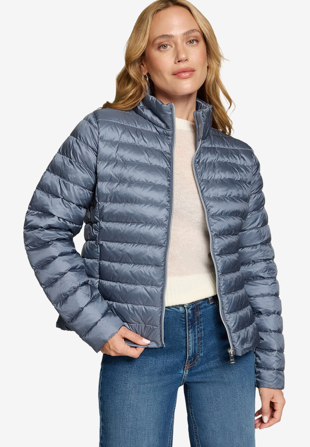 Steppjacke mit Stehkragen / Modellfoto Vorderseite