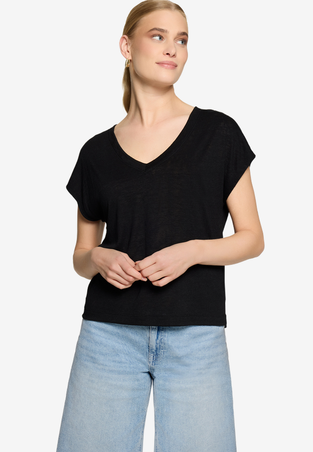 Basic-T-Shirt  mit V-Ausschnitt / Modellfoto Vorderseite