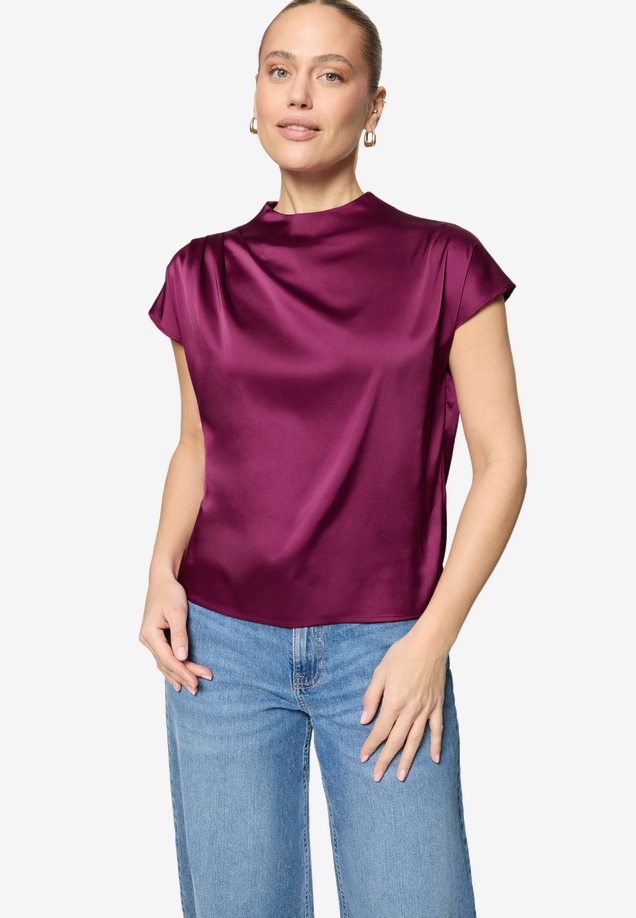 Satinbluse  mit Stehkragen / Modellfoto Vorderseite