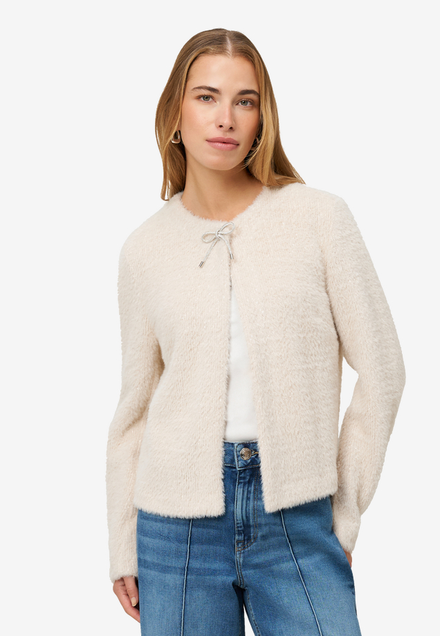 Strickjacke mit Schleife / Modellfoto Vorderseite