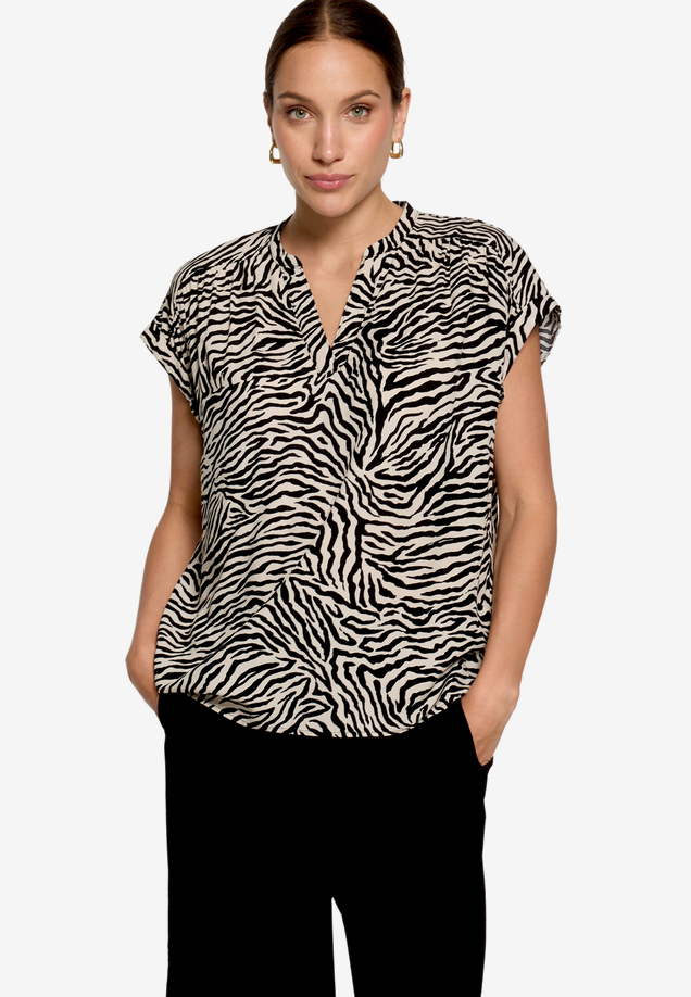 Schlupfbluse mit Zebraprint  / Modellfoto Vorderseite