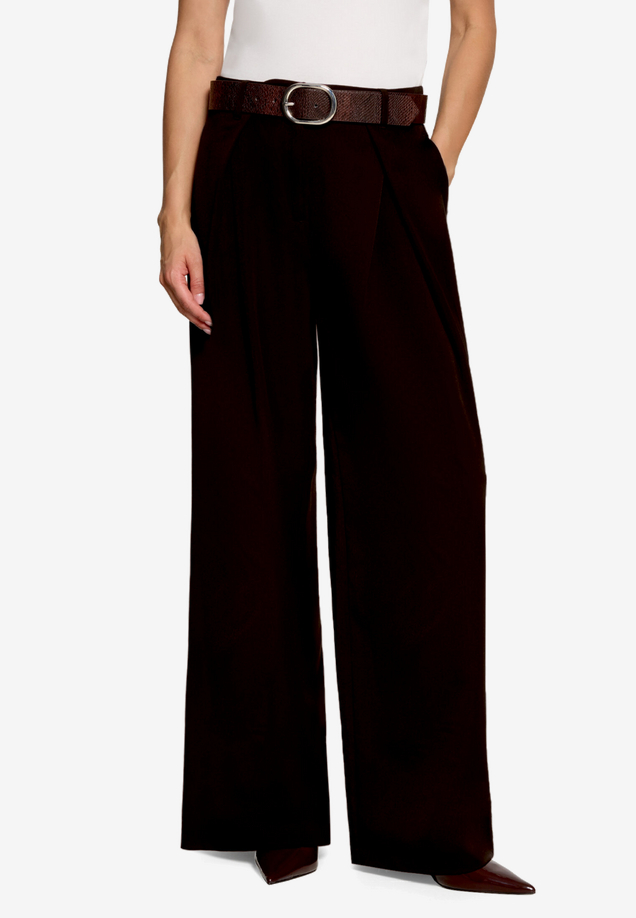 Elegante Hose mit Gürtel  / Modellfoto Vorderseite