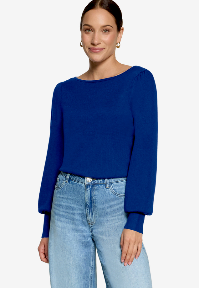 Feinstrickpullover  mit U-Boot Ausschnitt  / Modellfoto Vorderseite