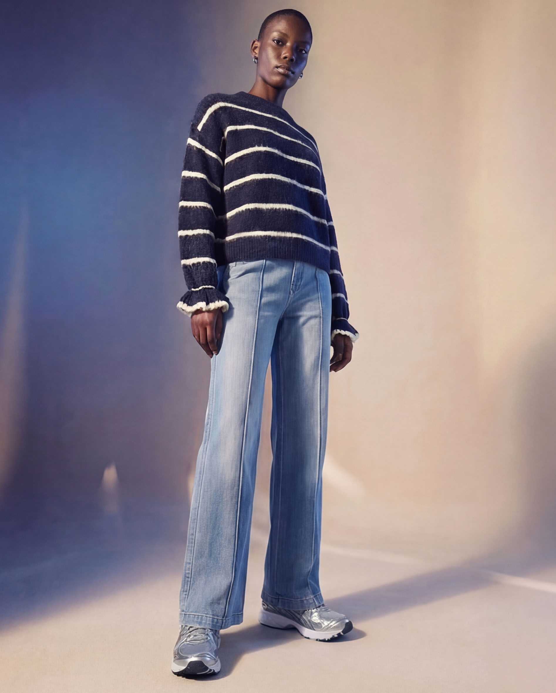 Gestreifter Wollpullover mit blauer Jeans